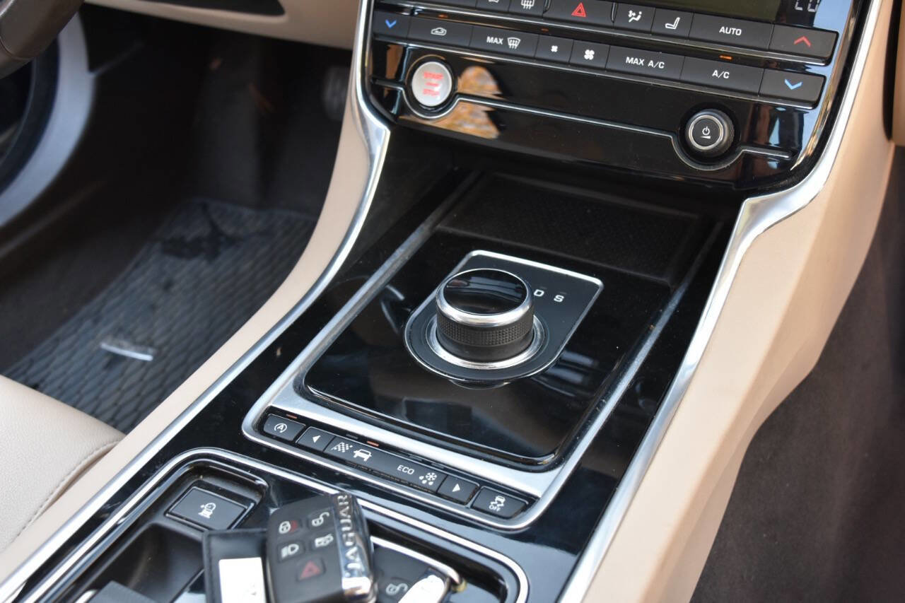 Used 2017 Jaguar XF Premium image 53