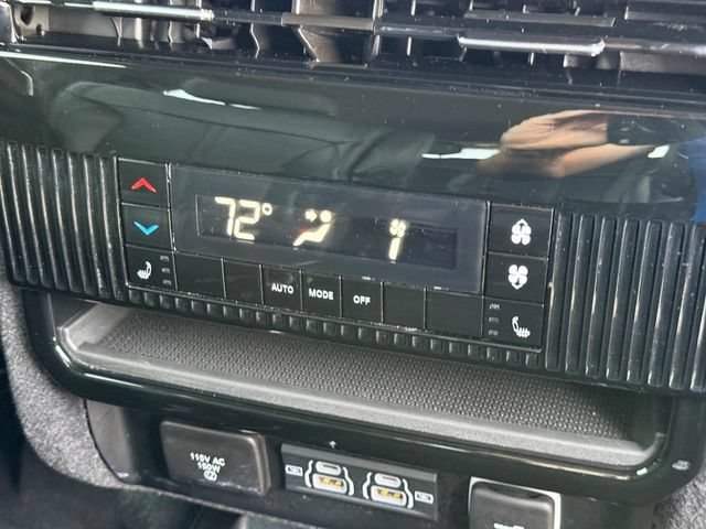 Used 2024 Jeep Wagoneer Series III AWD/4WD image 15