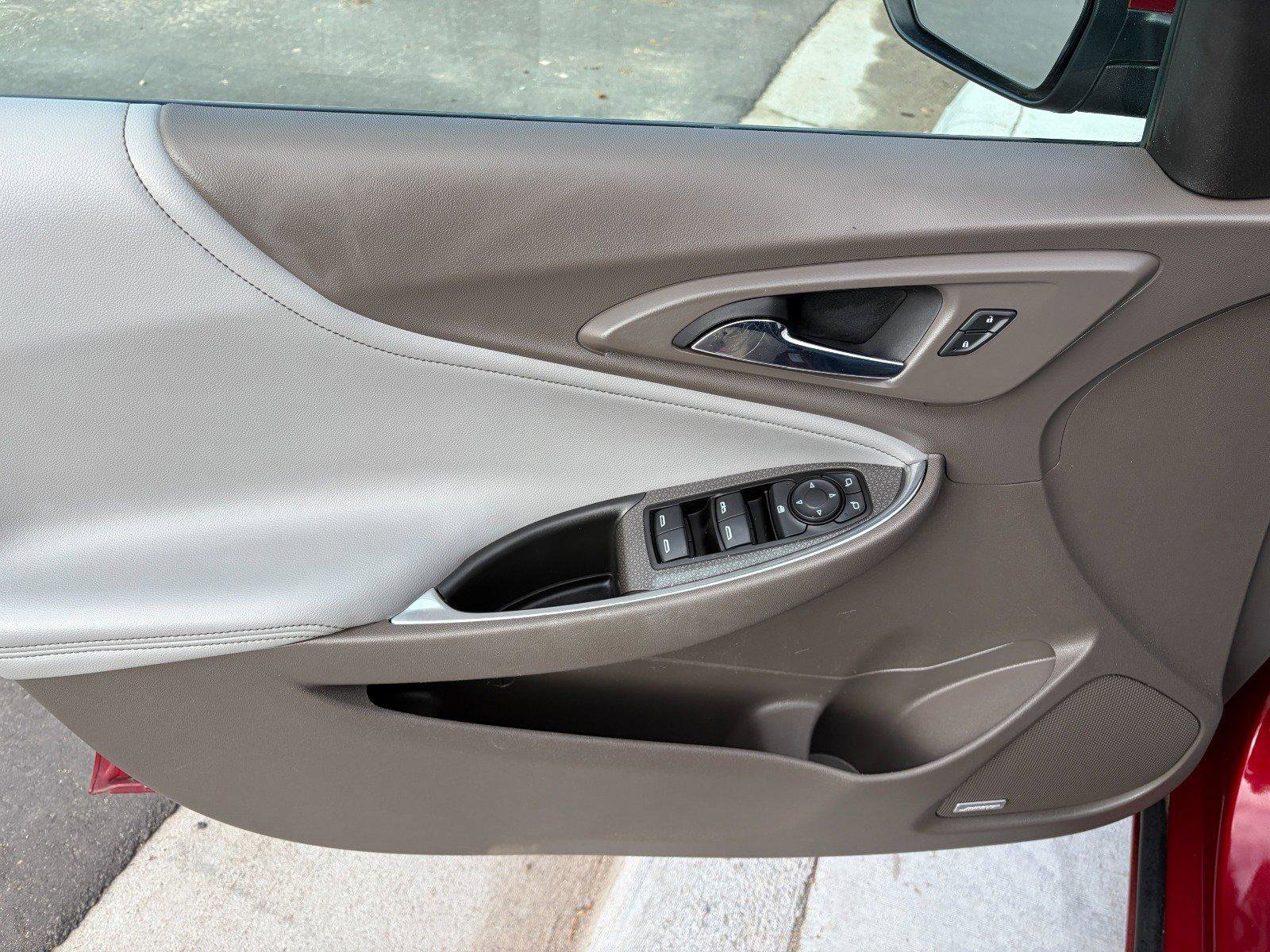 Used 2018 Chevrolet Malibu LT w/ Leather Package image 9