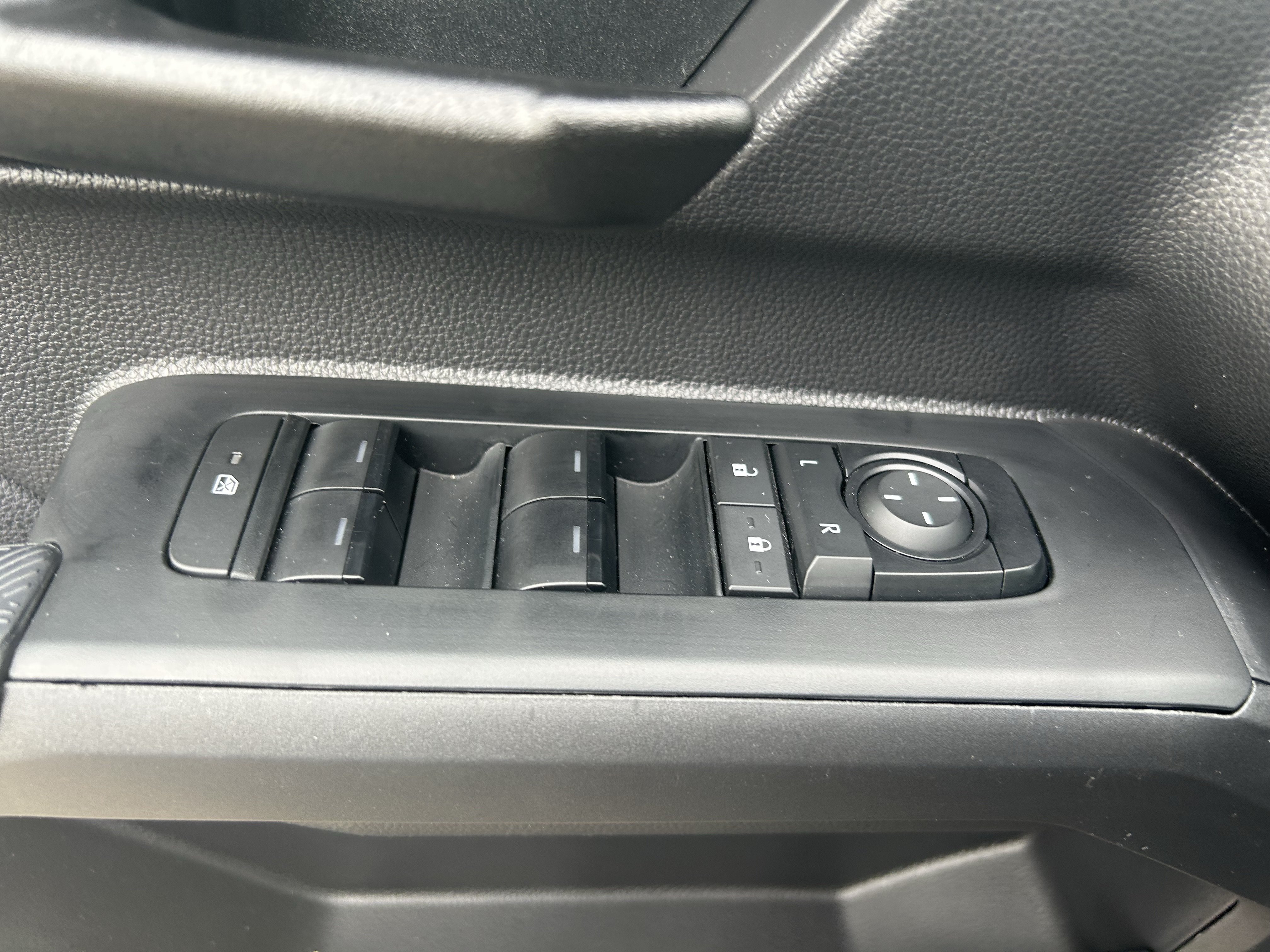 Certified 2025 Toyota Tacoma SR AWD/4WD image 16