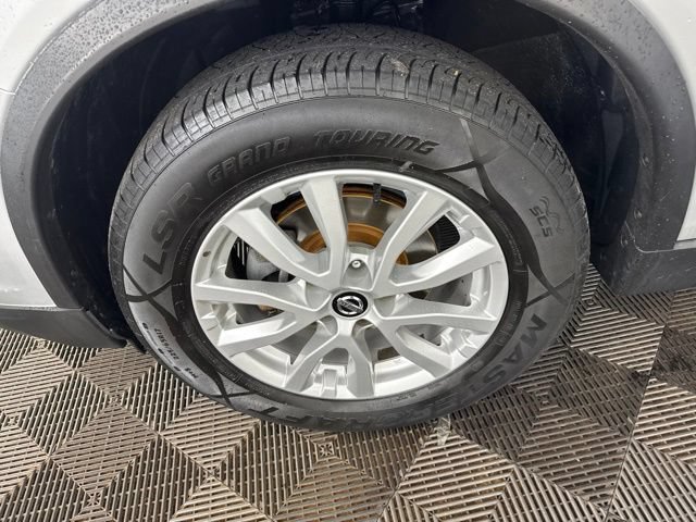 Used 2017 Nissan Rogue SV AWD/4WD image 26