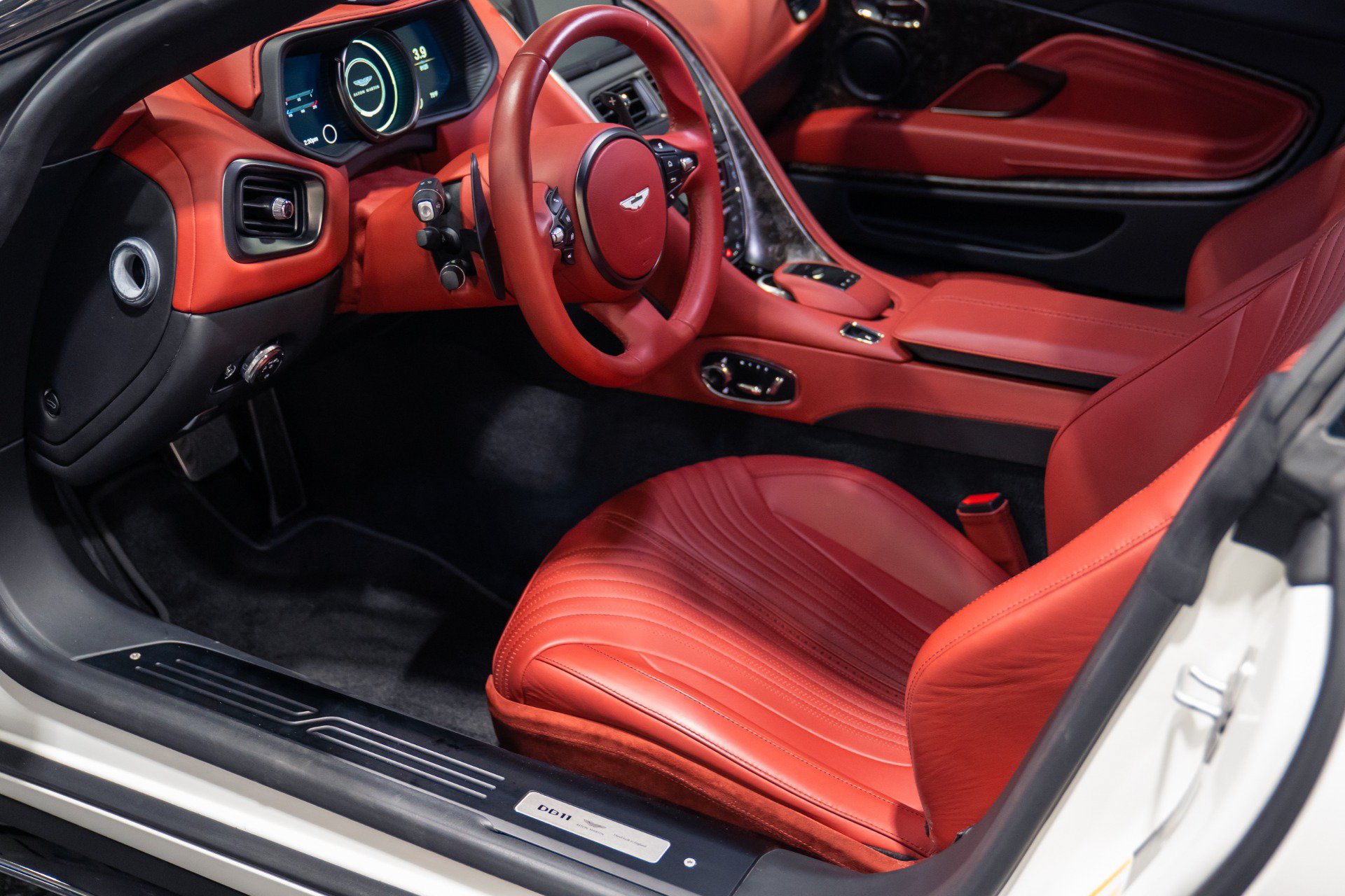 Used 2018 Aston Martin DB11 V12 RWD image 22