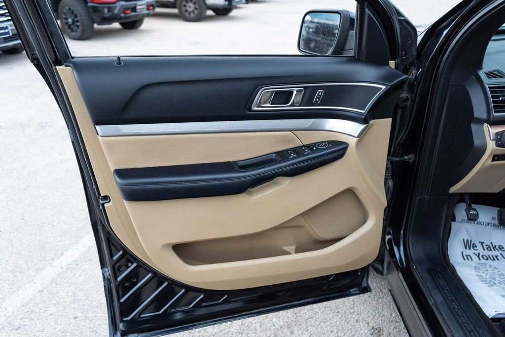 Used 2017 Ford Explorer XLT w/ Equipment Group 202A image 11