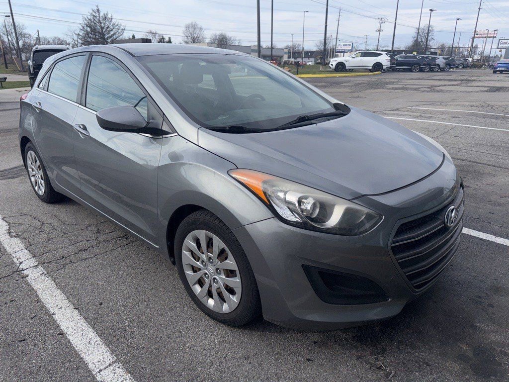Used 2017 Hyundai Elantra GT image 4
