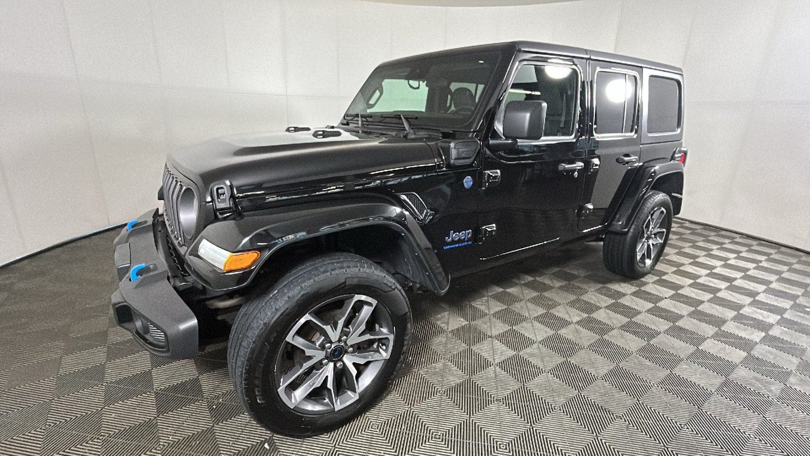 Used 2024 Jeep Wrangler Unlimited w/ Convenience Group AWD/4WD image 8