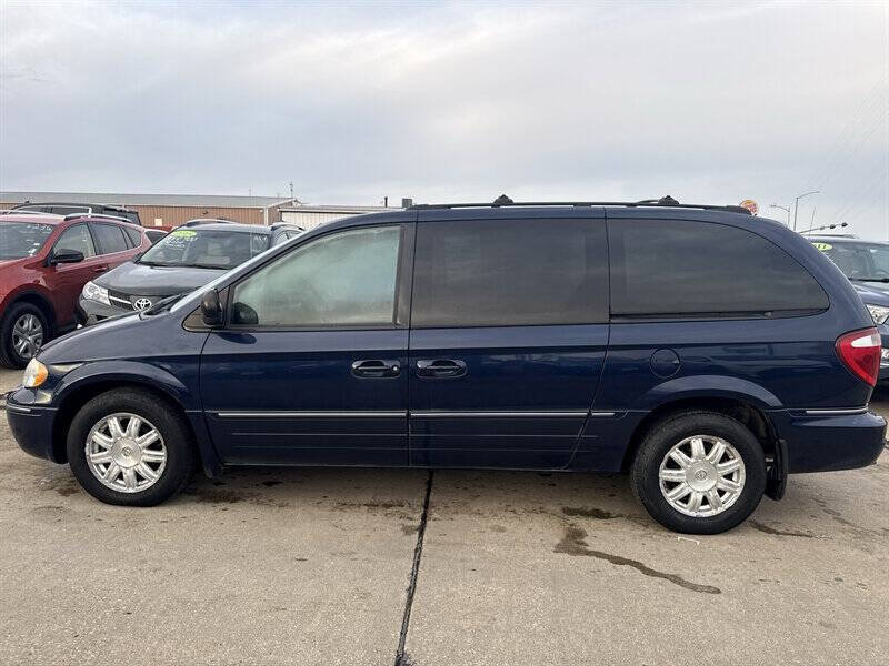 Used 2005 Chrysler Town & Country Touring w/ Luxury Group FWD image 3
