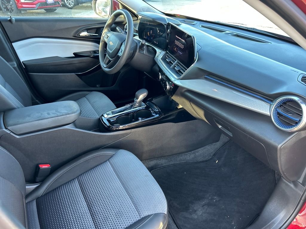 Used 2025 Chevrolet Trax LT image 21