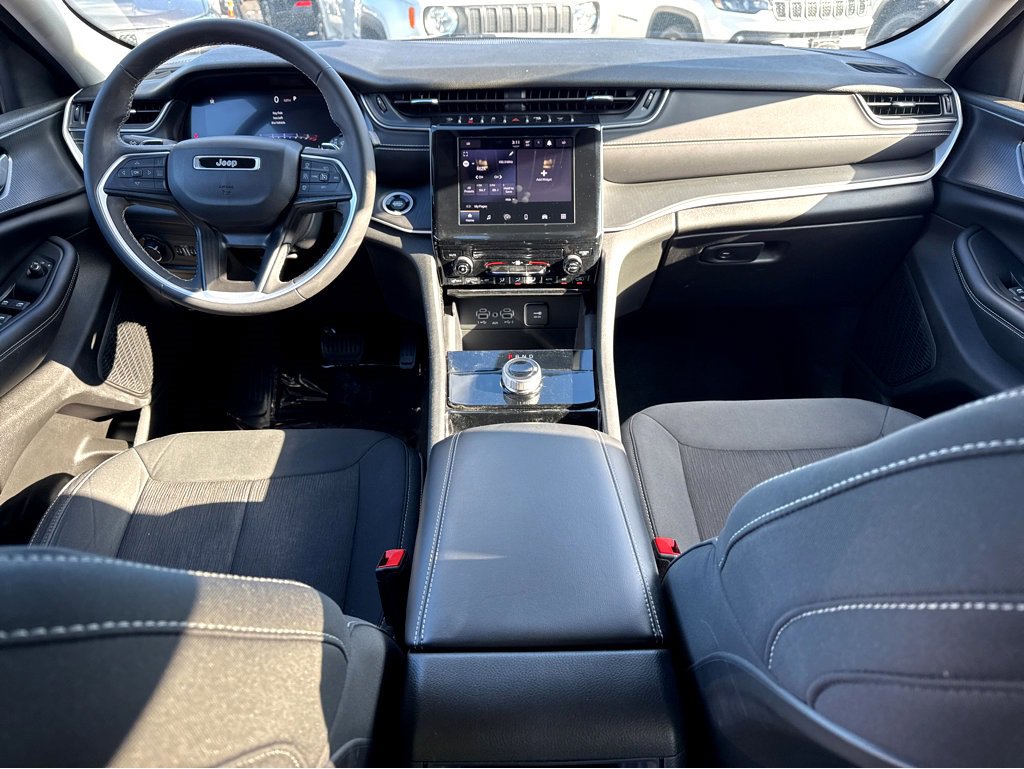 Used 2023 Jeep Grand Cherokee Laredo image 13