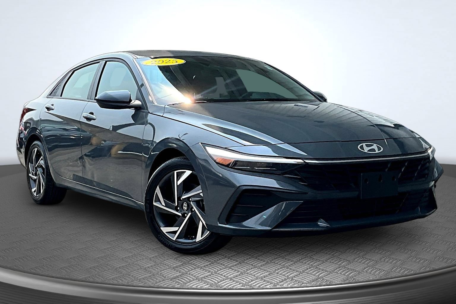 Used 2025 Hyundai Elantra Sport FWD image 2