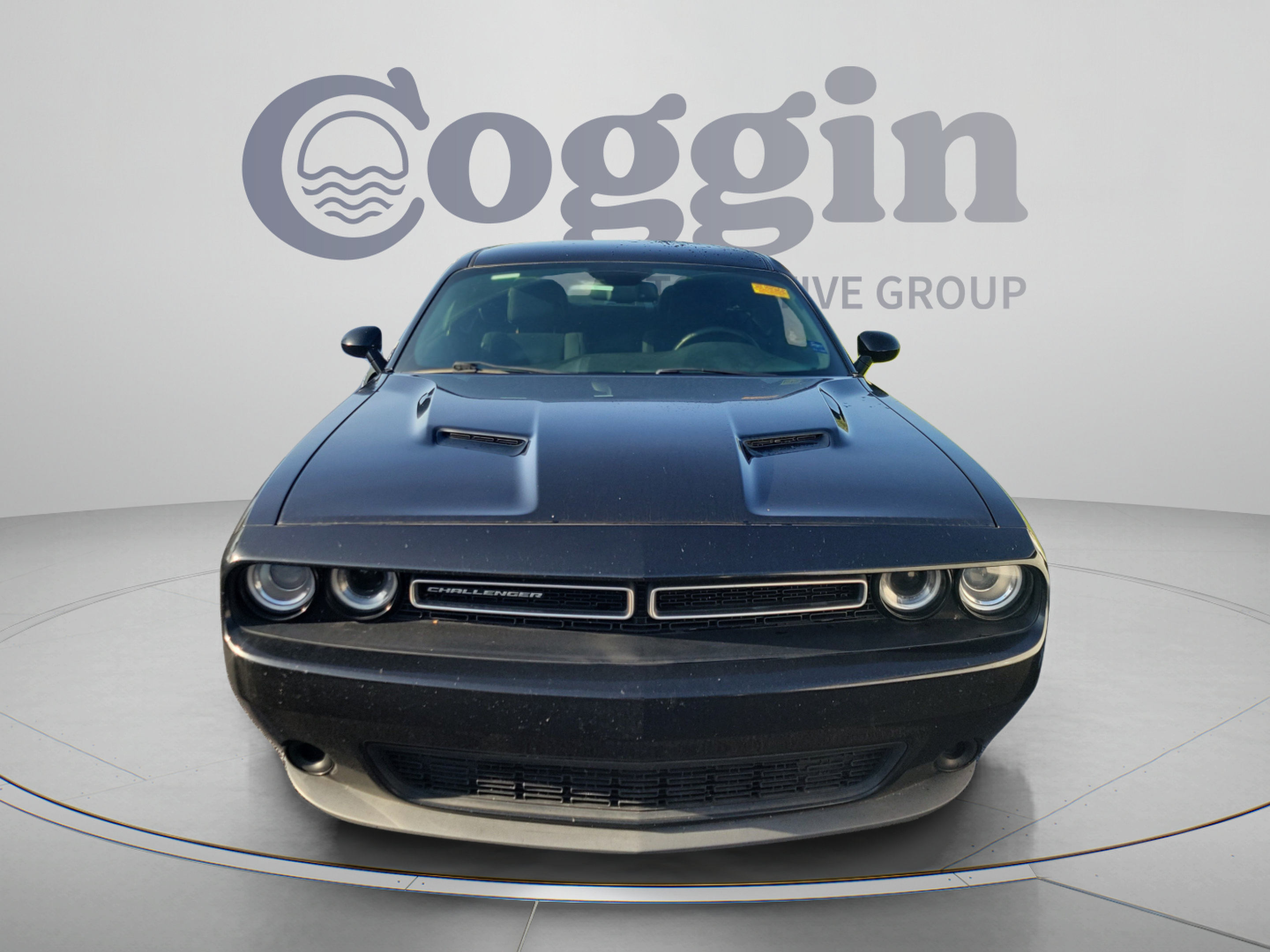 Used 2016 Dodge Challenger SXT RWD image 2