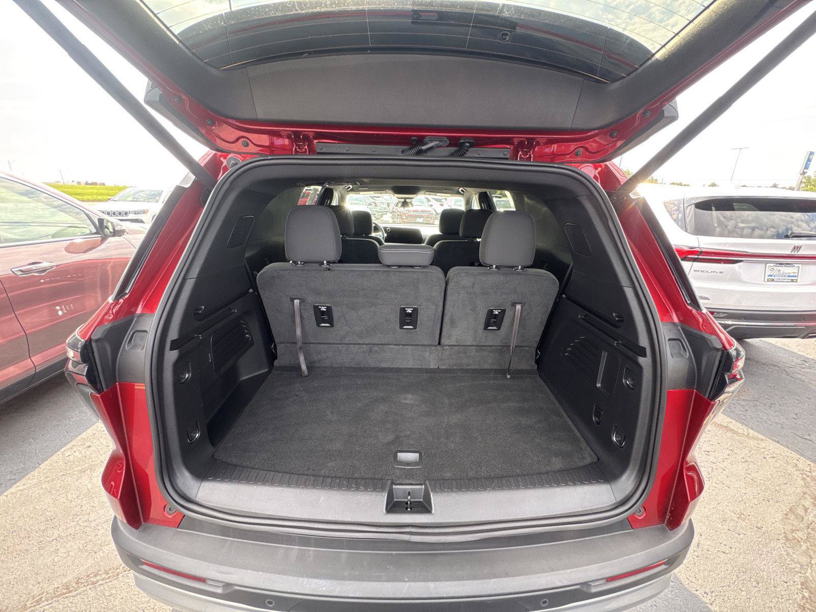 Used 2026 Chevrolet Traverse LT FWD image 13