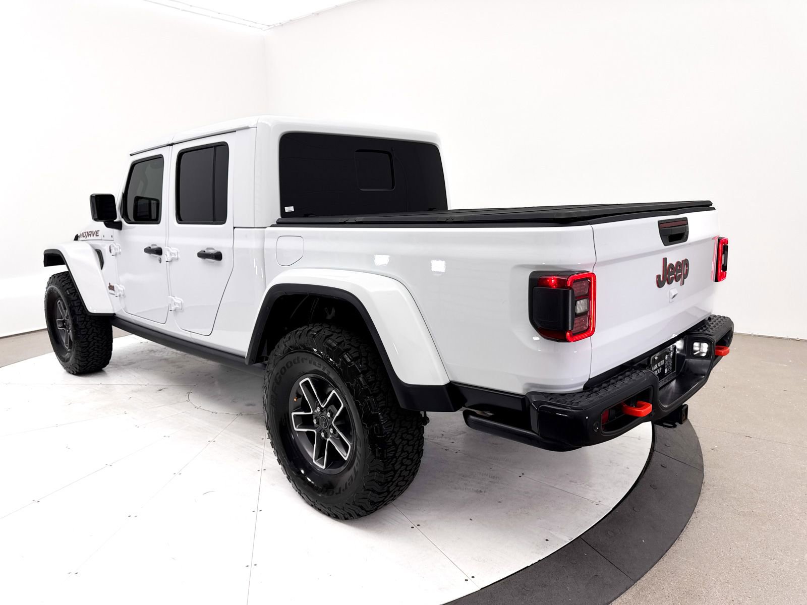 Used 2024 Jeep Gladiator Mojave AWD/4WD image 16
