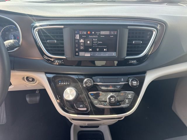 Used 2022 Chrysler Voyager LX FWD image 12