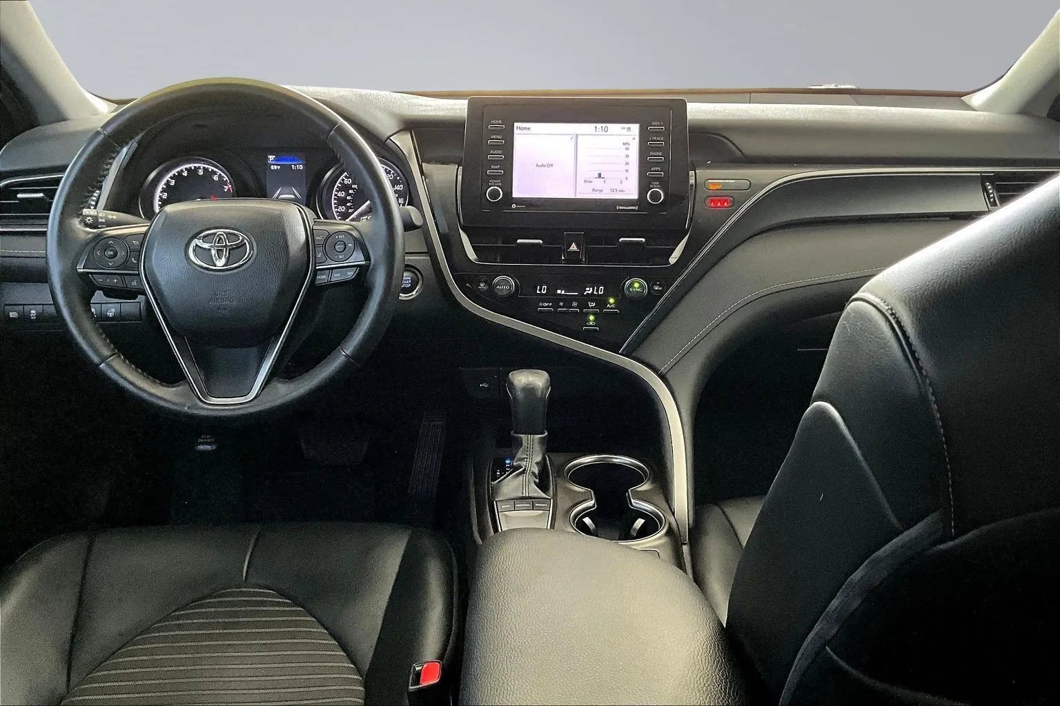 Used 2022 Toyota Camry SE w/ Cold Weather Package FWD image 7