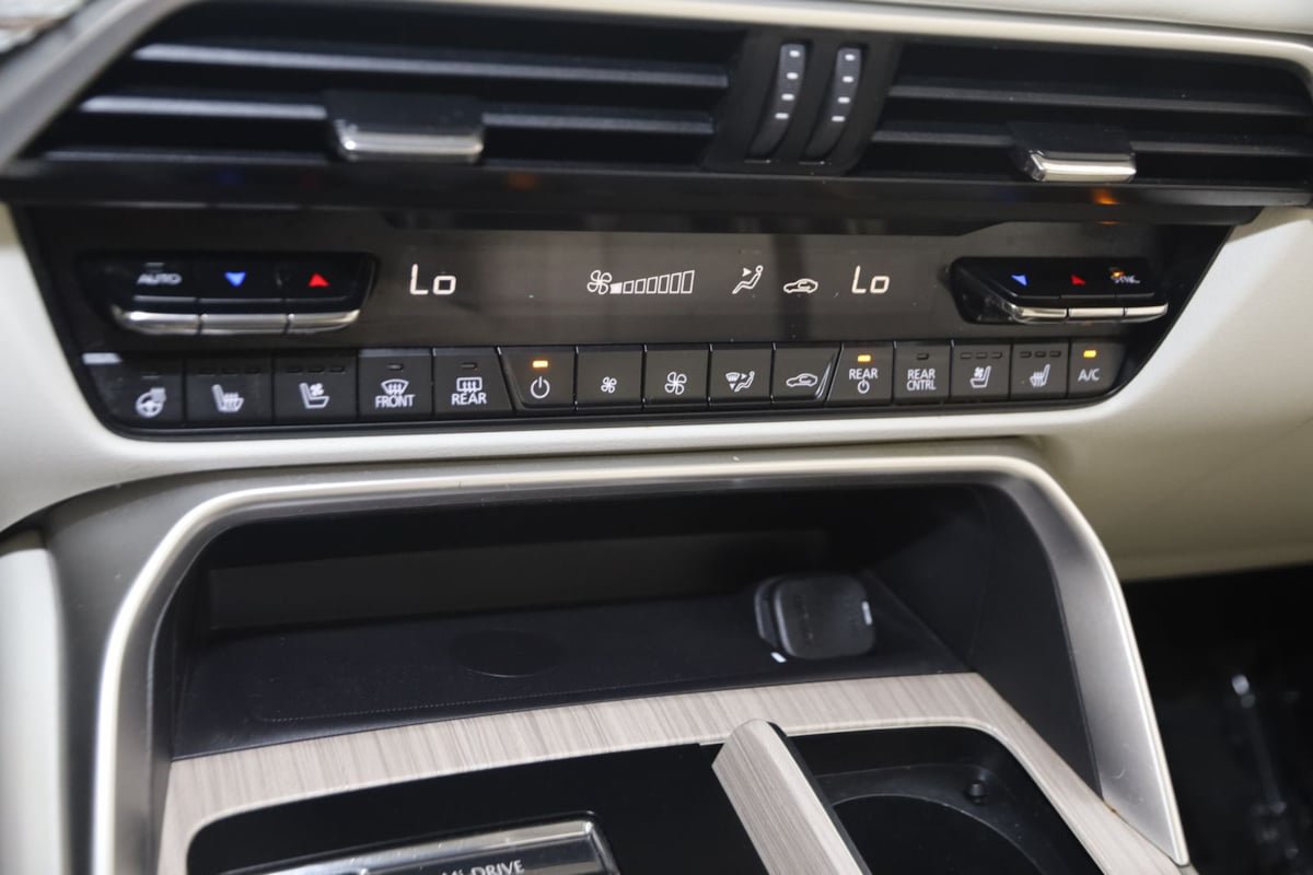 Used 2024 MAZDA CX-90 Plug-In Hybrid w/ Premium Plus AWD/4WD image 32