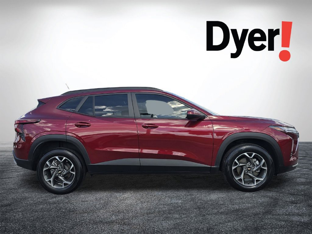 Used 2025 Chevrolet Trax LT w/ Driver Confidence Package FWD image 3