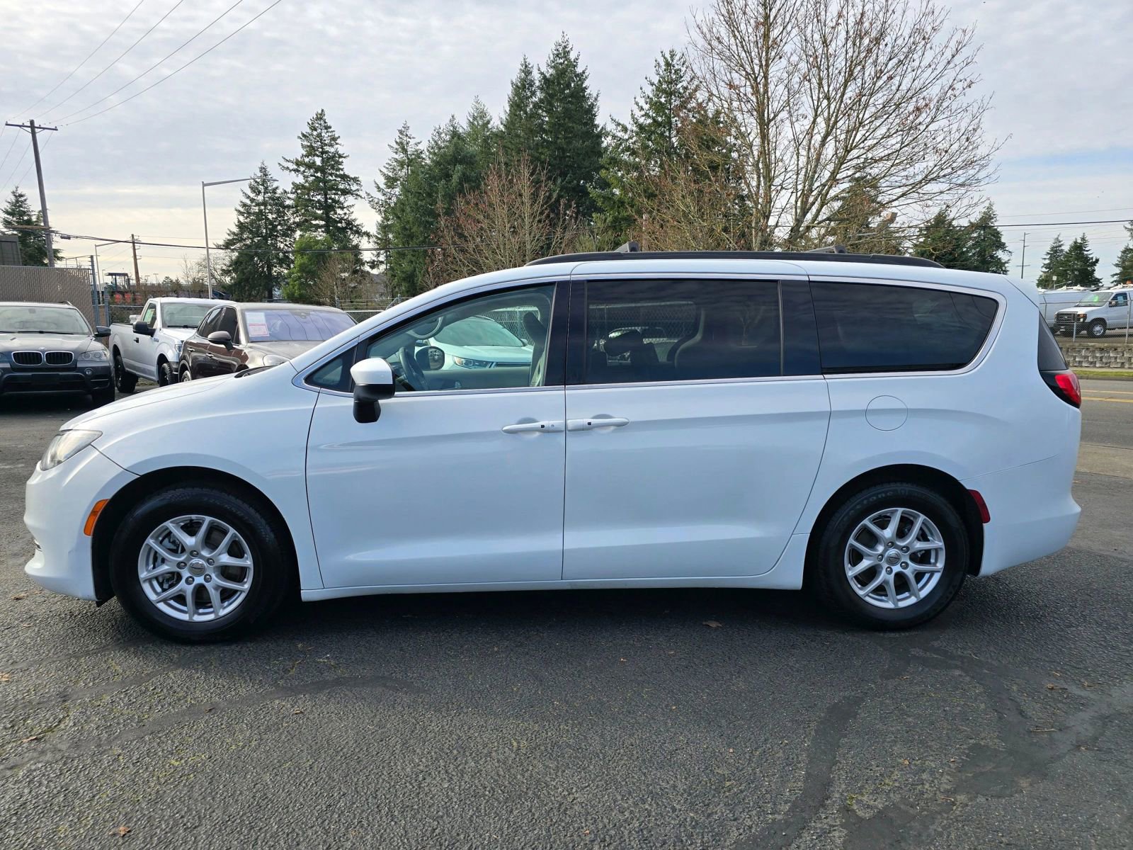Used 2021 Chrysler Voyager Lxi image 2