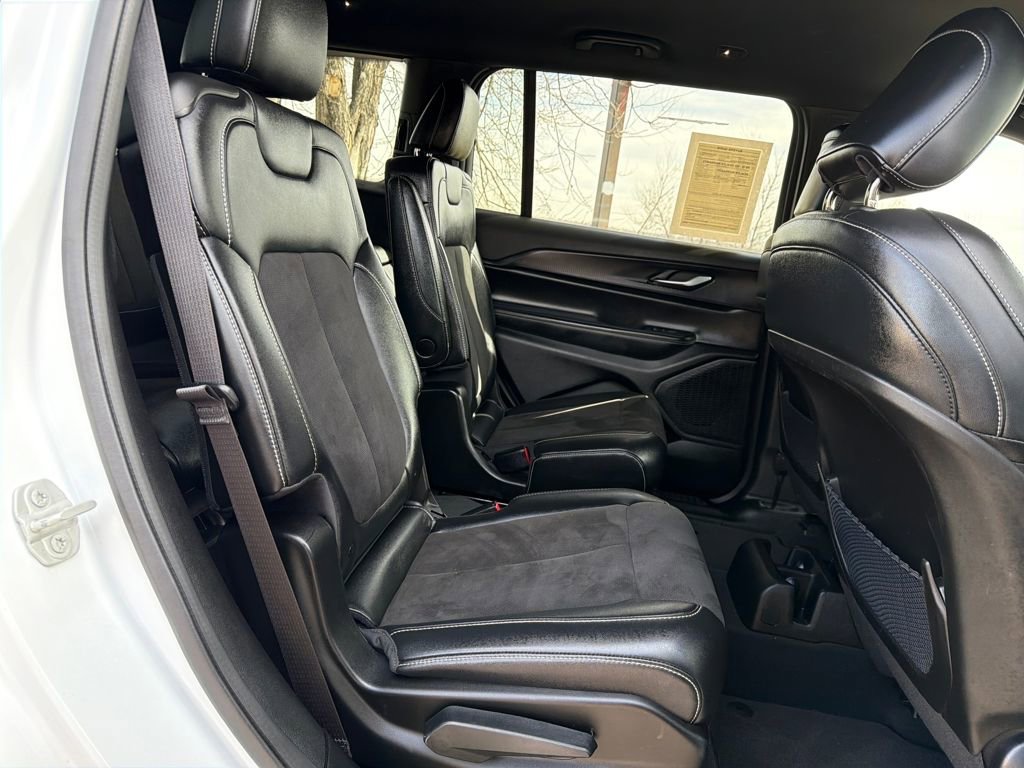 Used 2023 Jeep Grand Cherokee L Laredo image 30