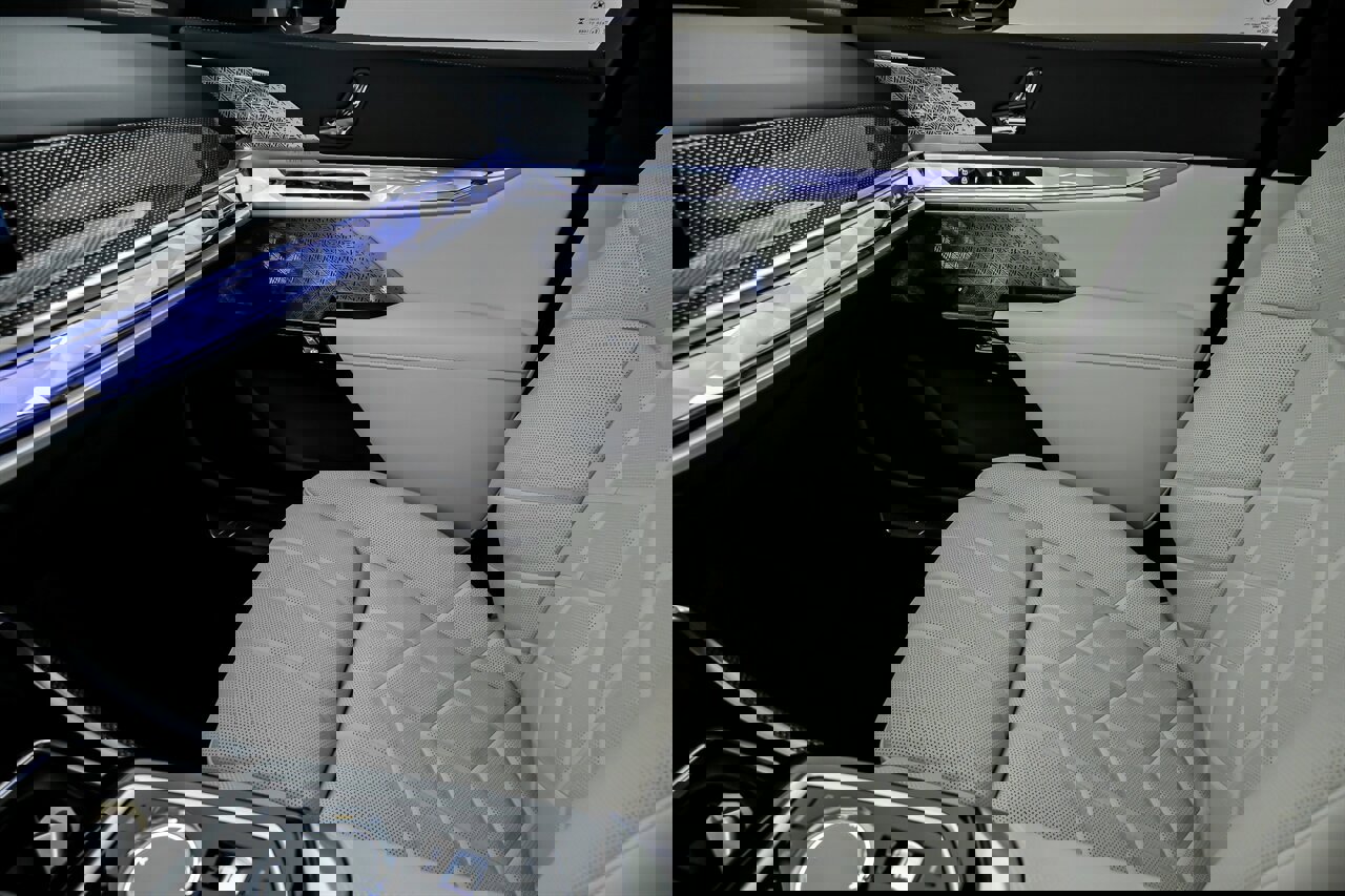 Used 2025 BMW 760i xDrive w/ Executive Package image 37