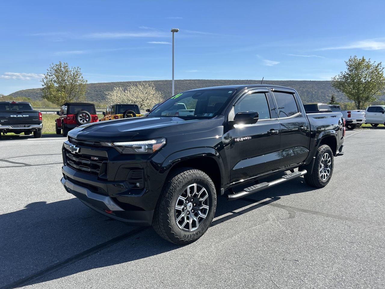 Used 2024 Chevrolet Colorado Z71 w/ Z71 Convenience Package 2 AWD/4WD image 3