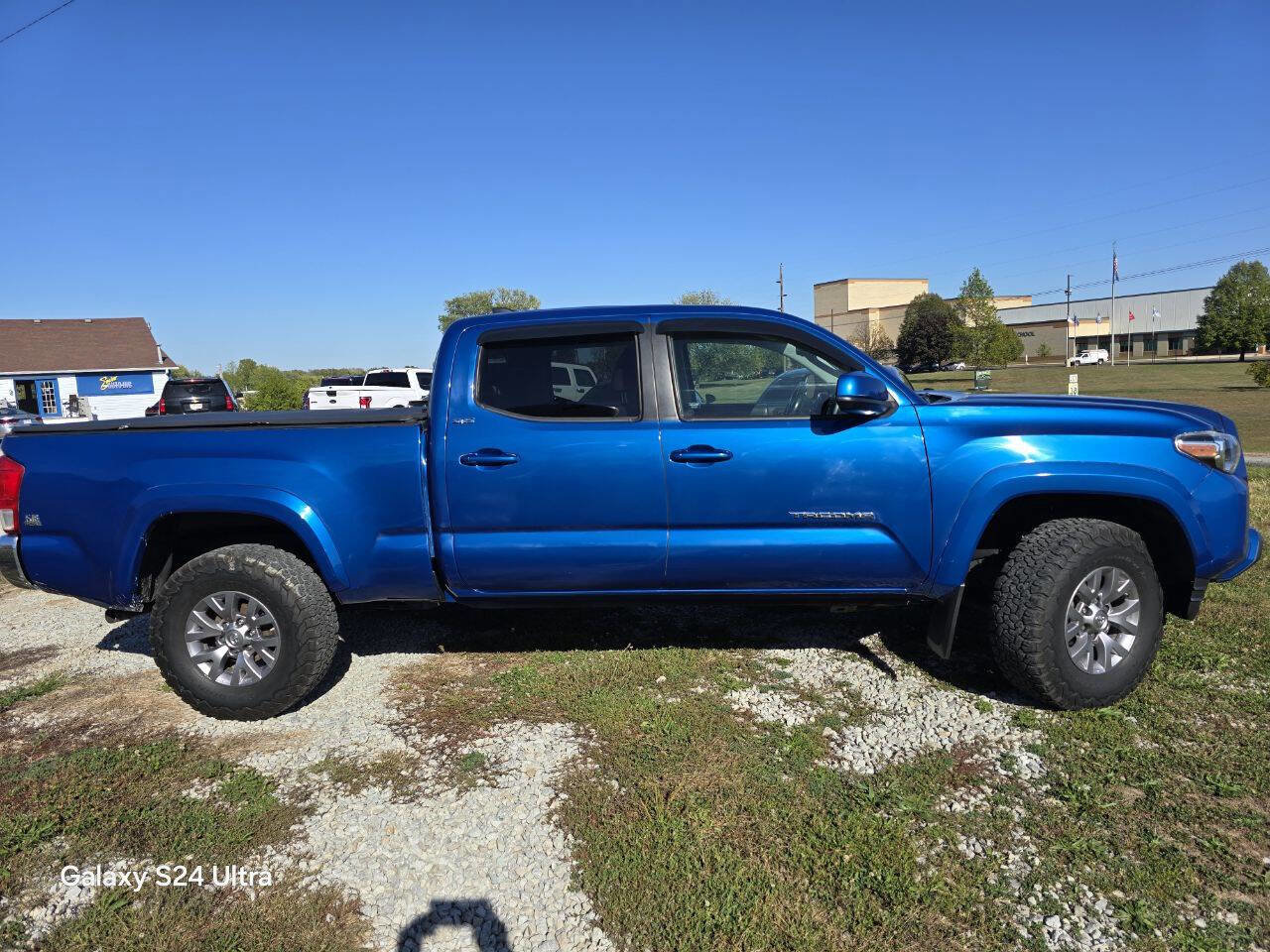 Used 2017 Toyota Tacoma TRD Sport image 3
