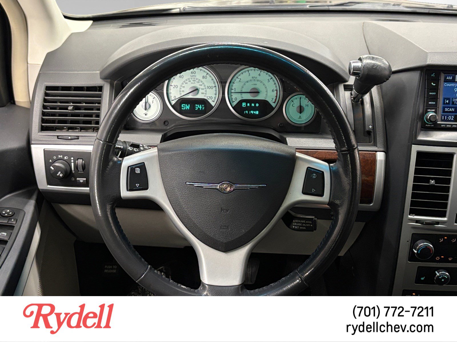 Used 2010 Chrysler Town & Country Touring Plus FWD image 13