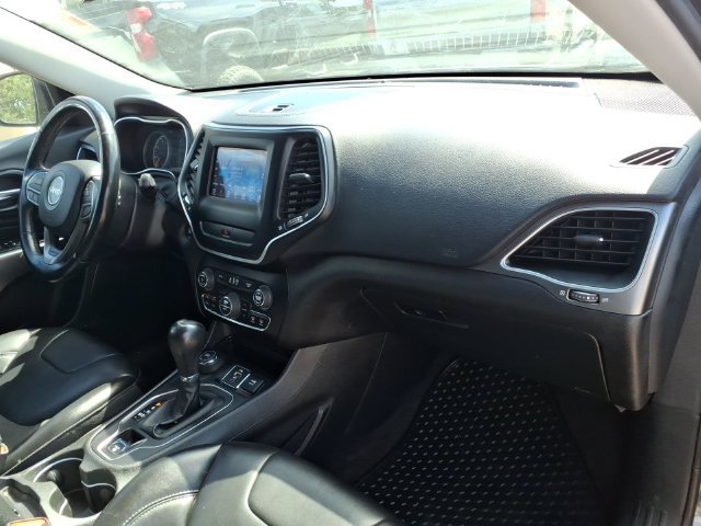 Used 2019 Jeep Cherokee Latitude Plus w/ Comfort/Convenience Group AWD/4WD image 17