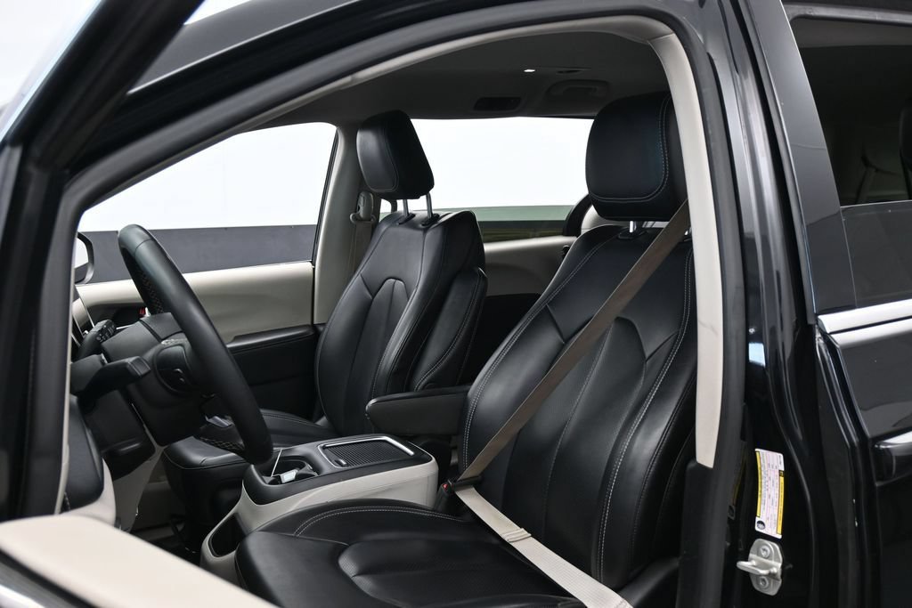Used 2023 Chrysler Pacifica Touring-L FWD image 10