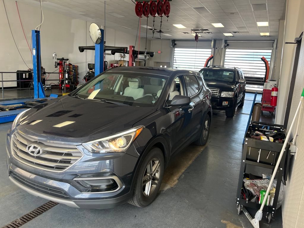 Used 2017 Hyundai Santa Fe Sport FWD image 2