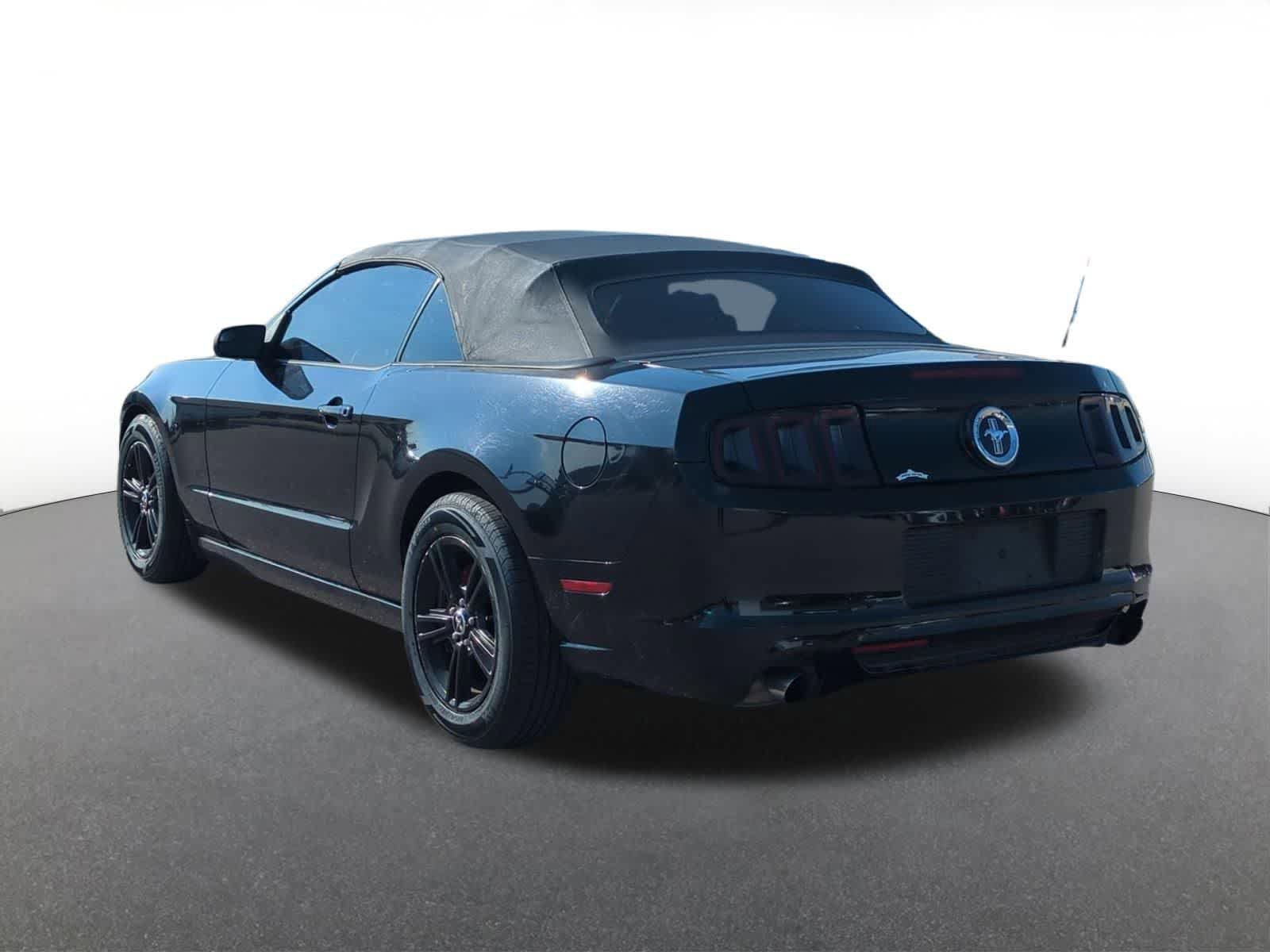 Used 2014 Ford Mustang Convertible RWD image 4