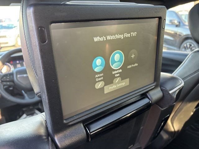 Used 2023 Chrysler Pacifica Limited w/ Uconnect Theater Family Group image 34