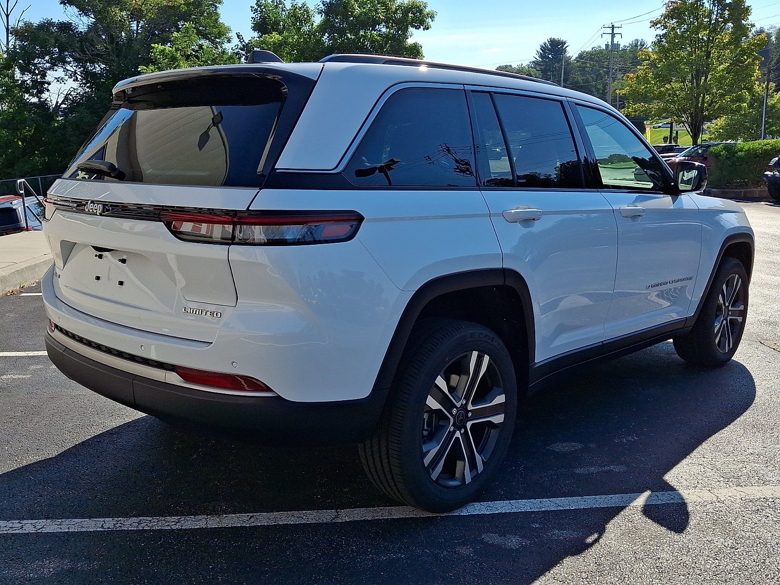 New 2027 Jeep Grand Cherokee Limited AWD/4WD image 3