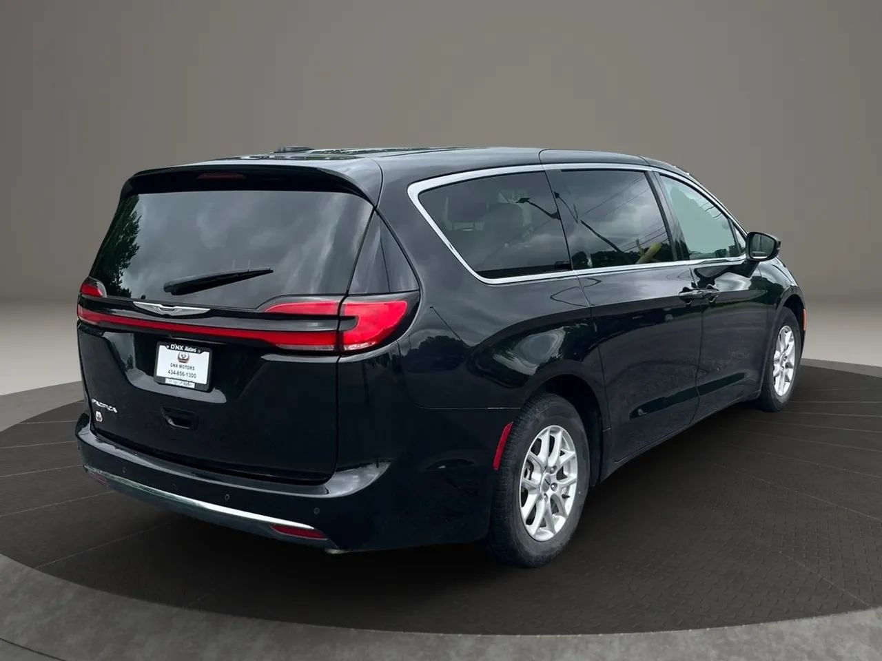 Used 2023 Chrysler Pacifica Touring-L FWD image 6