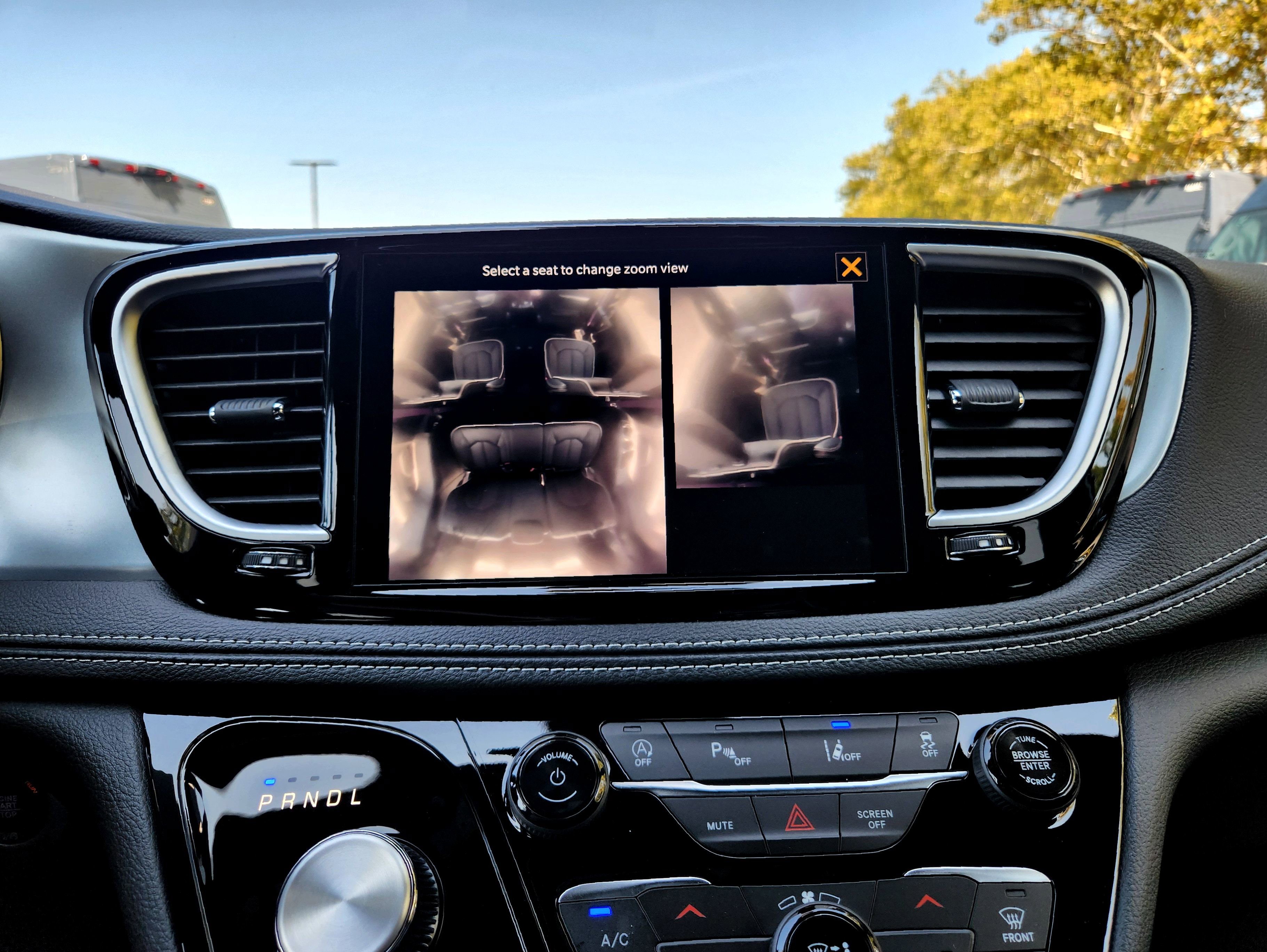 New 2026 Chrysler Pacifica Limited w/ Uconnect Theater Family Group image 24