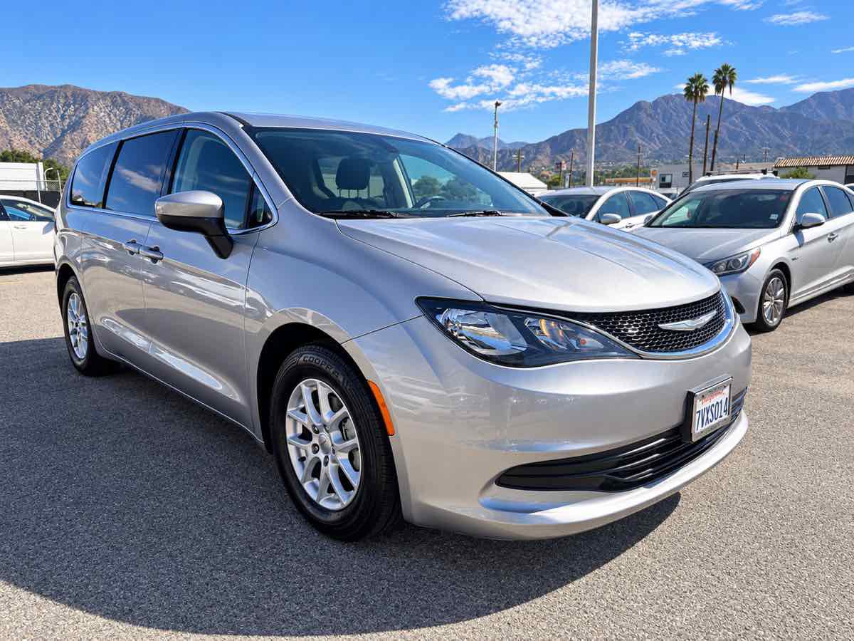 Used 2017 Chrysler Pacifica LX FWD image 1