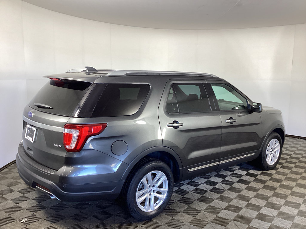Used 2018 Ford Explorer XLT AWD/4WD image 2