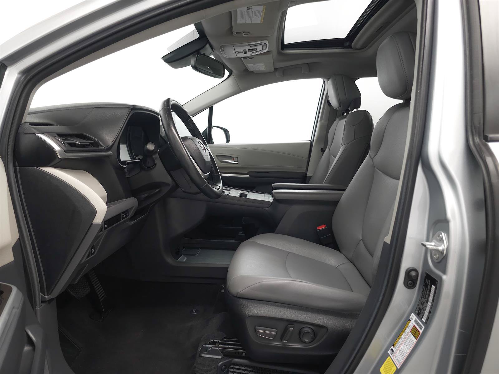 Certified 2024 Toyota Sienna XLE FWD image 4