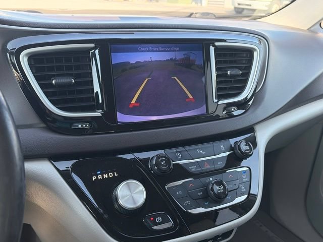 Used 2017 Chrysler Pacifica Touring-L w/ Tire & Wheel Group FWD image 24