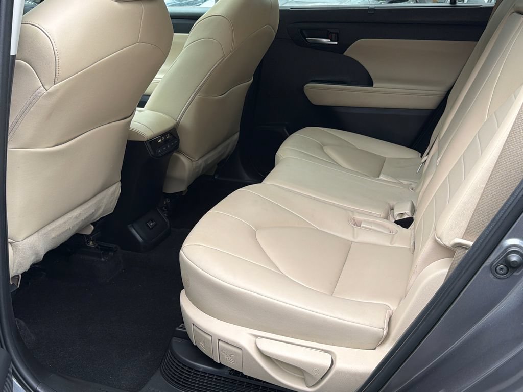 Used 2023 Toyota Highlander XLE AWD/4WD image 20