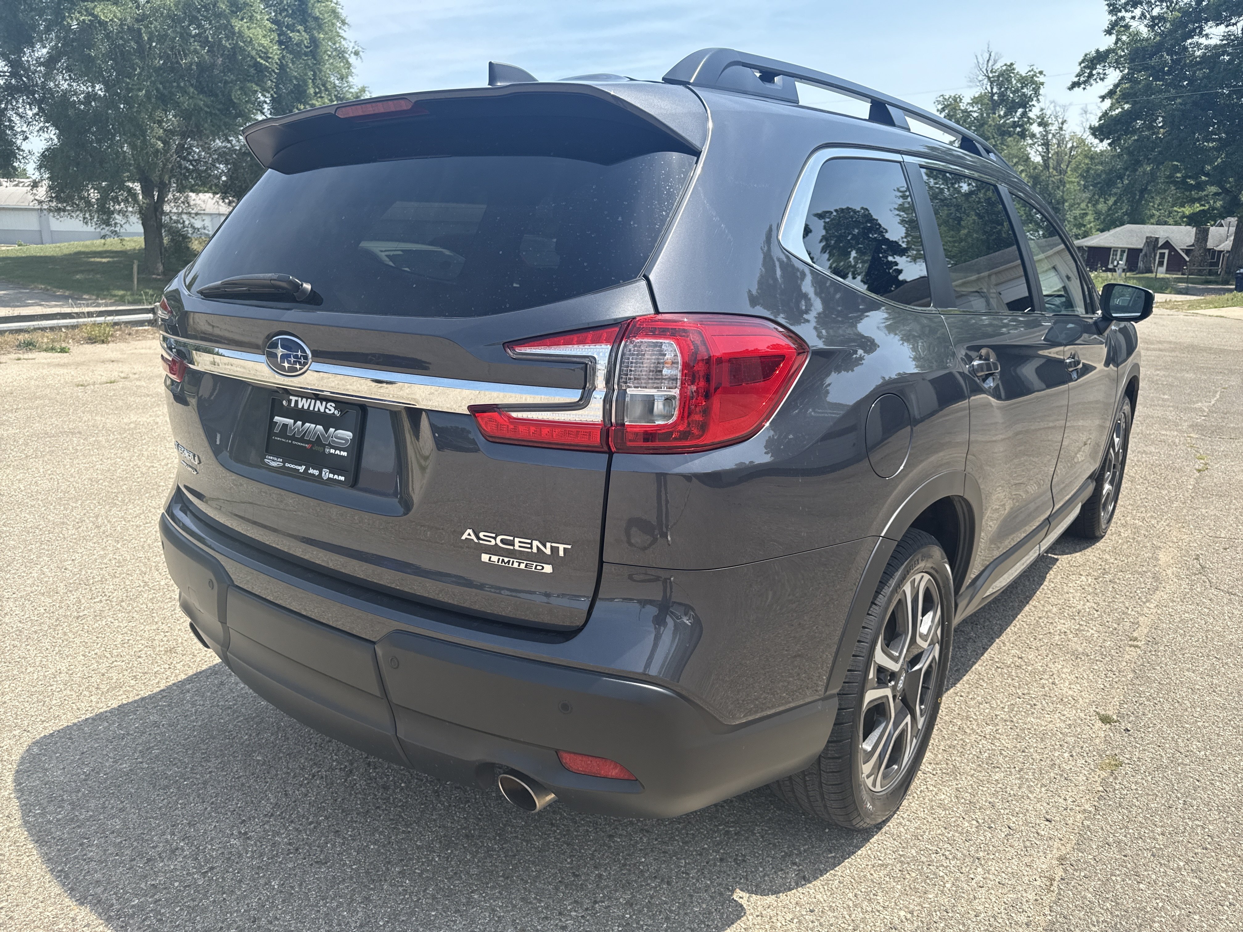 Used 2023 Subaru Ascent Limited w/ Technology Package AWD/4WD image 5