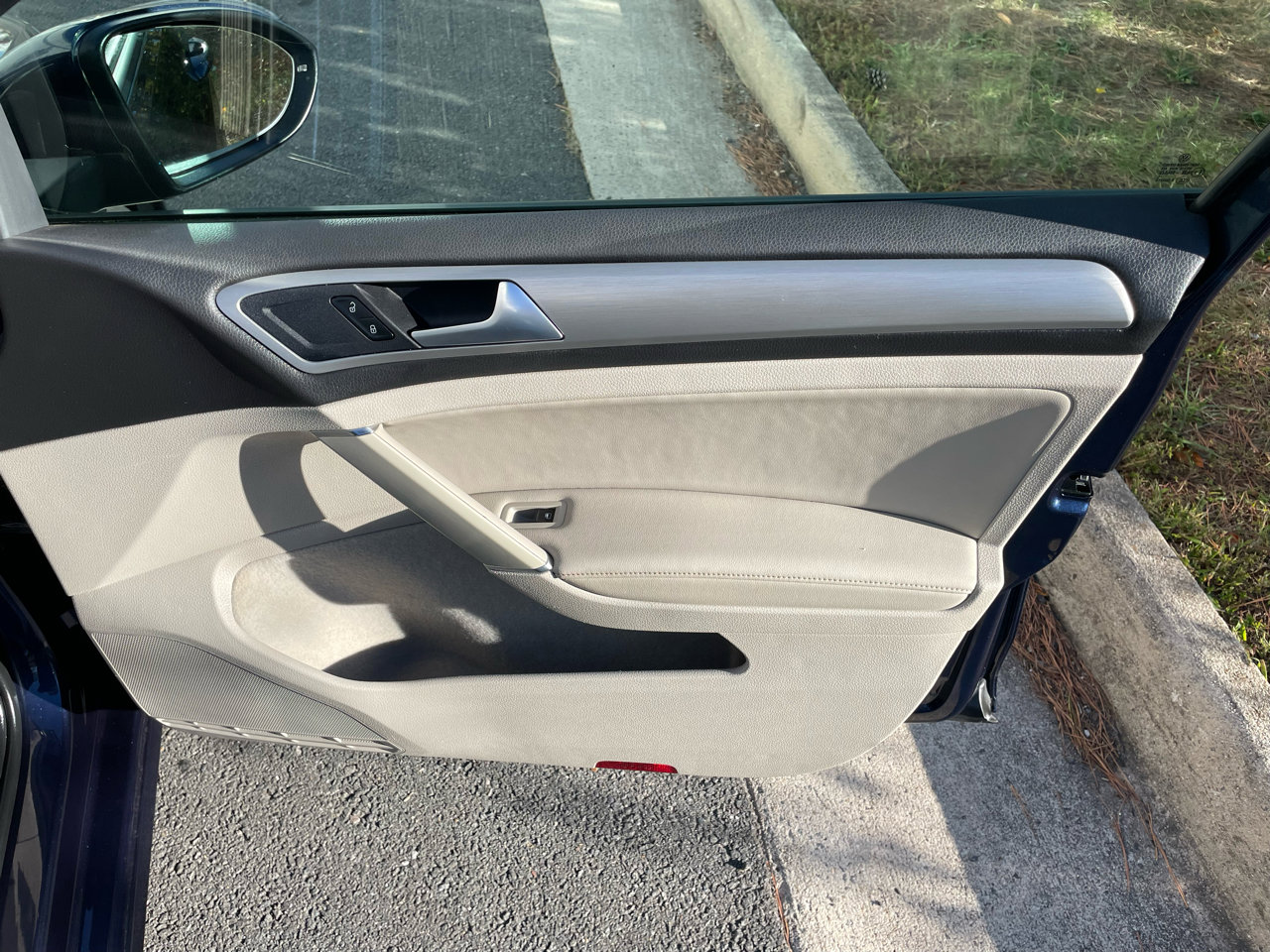 Used 2015 Volkswagen Golf S image 21