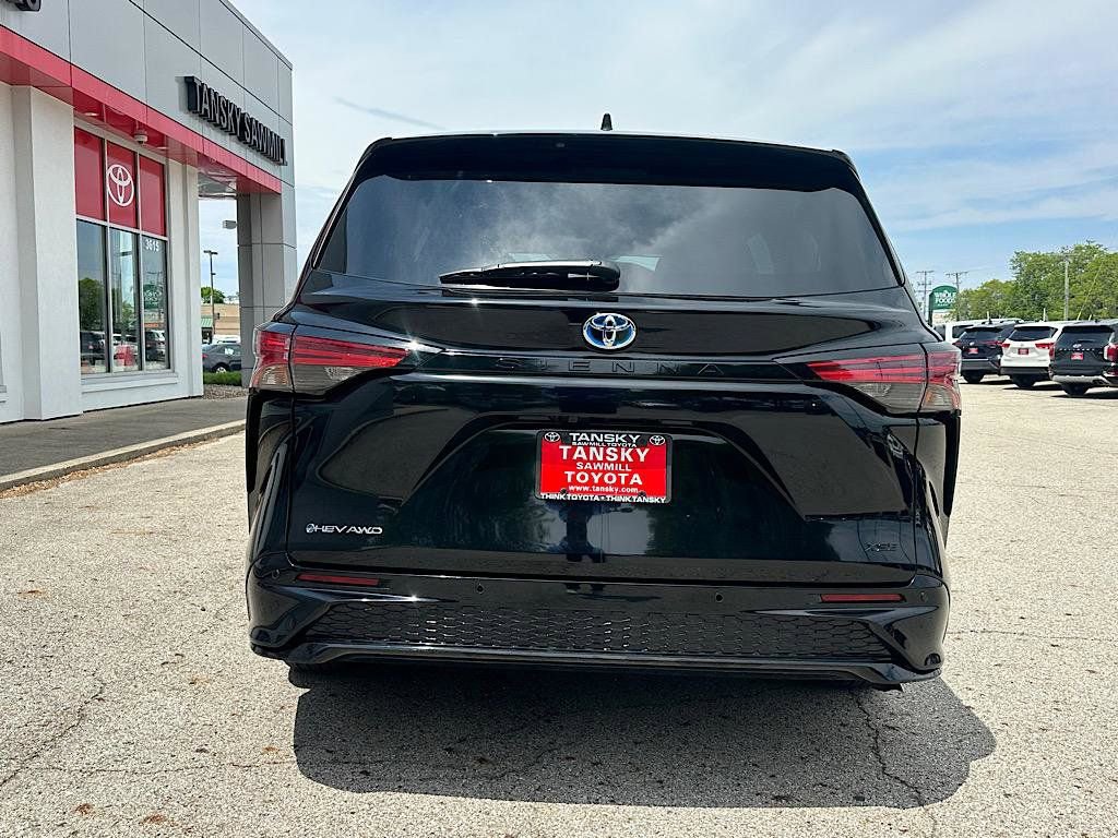 Used 2025 Toyota Sienna XSE AWD/4WD image 4