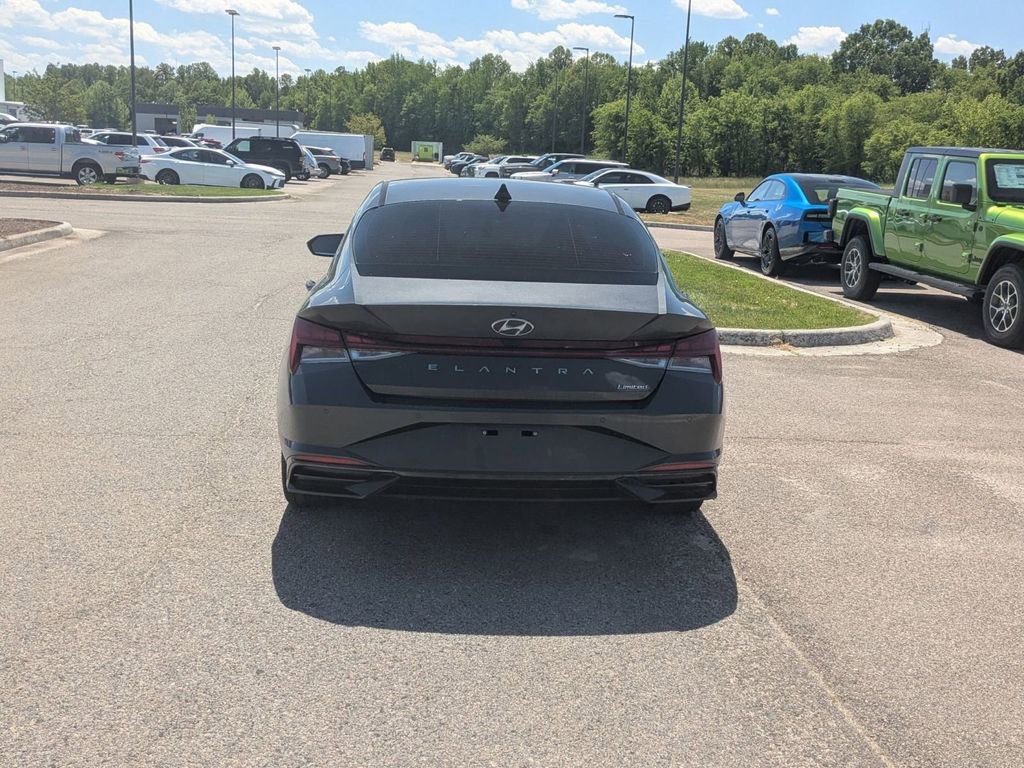 Used 2022 Hyundai Elantra Limited FWD image 4