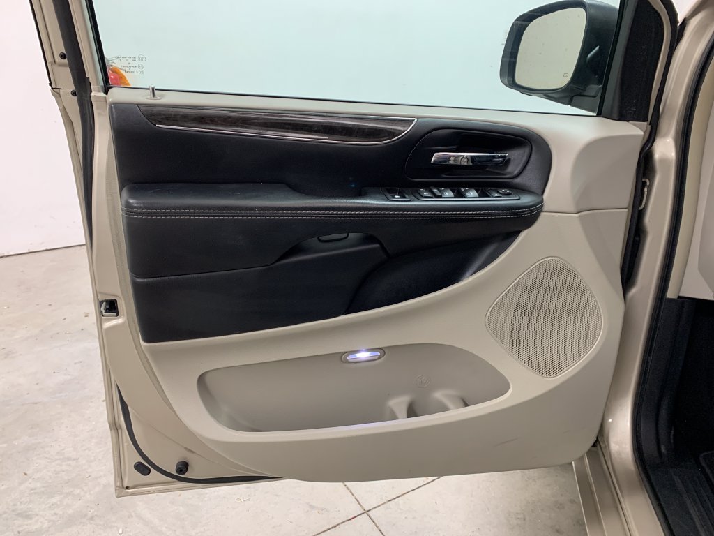 Used 2016 Chrysler Town & Country Touring FWD image 17