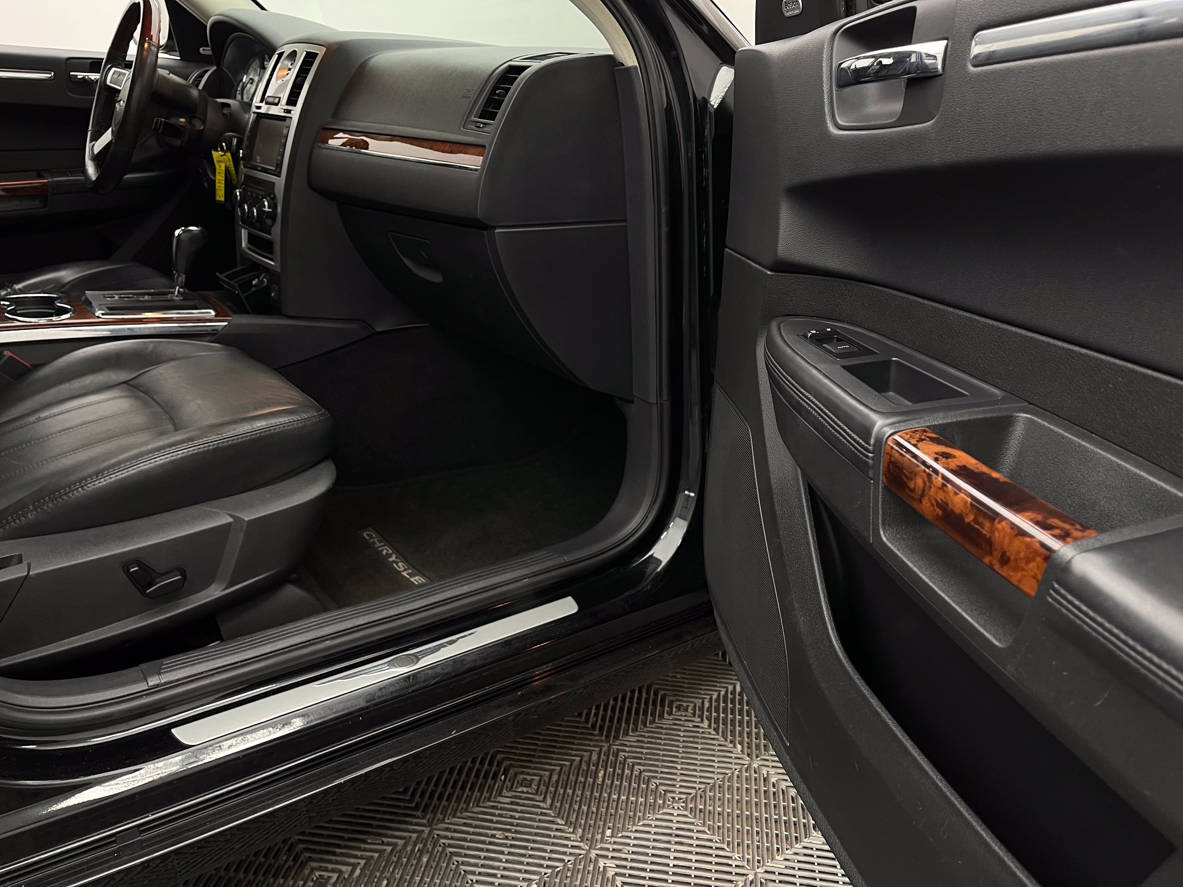 Used 2009 Chrysler 300 C w/ Luxury Group II RWD image 34