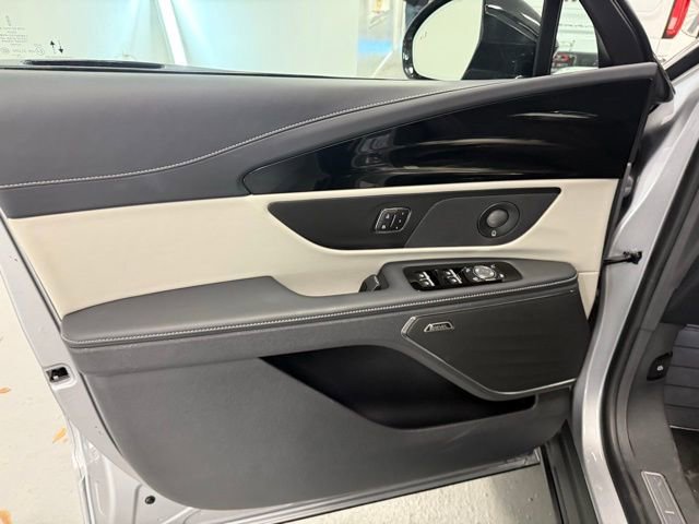 Used 2025 Lincoln Nautilus Premier w/ Equipment Group 102A image 15