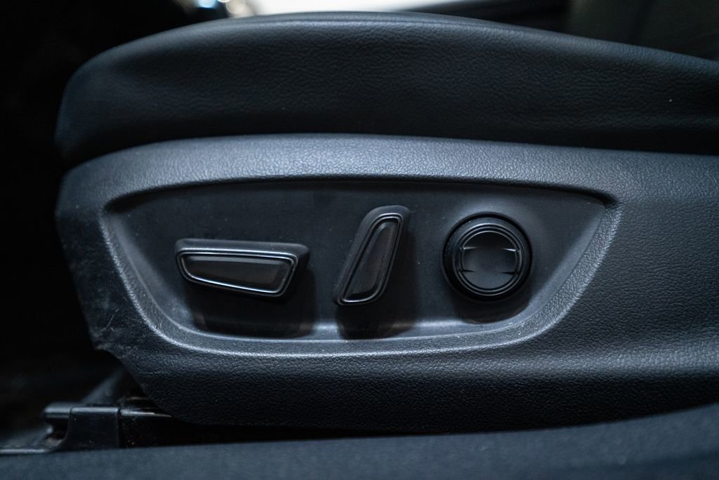 Certified 2020 Toyota Camry SE image 21