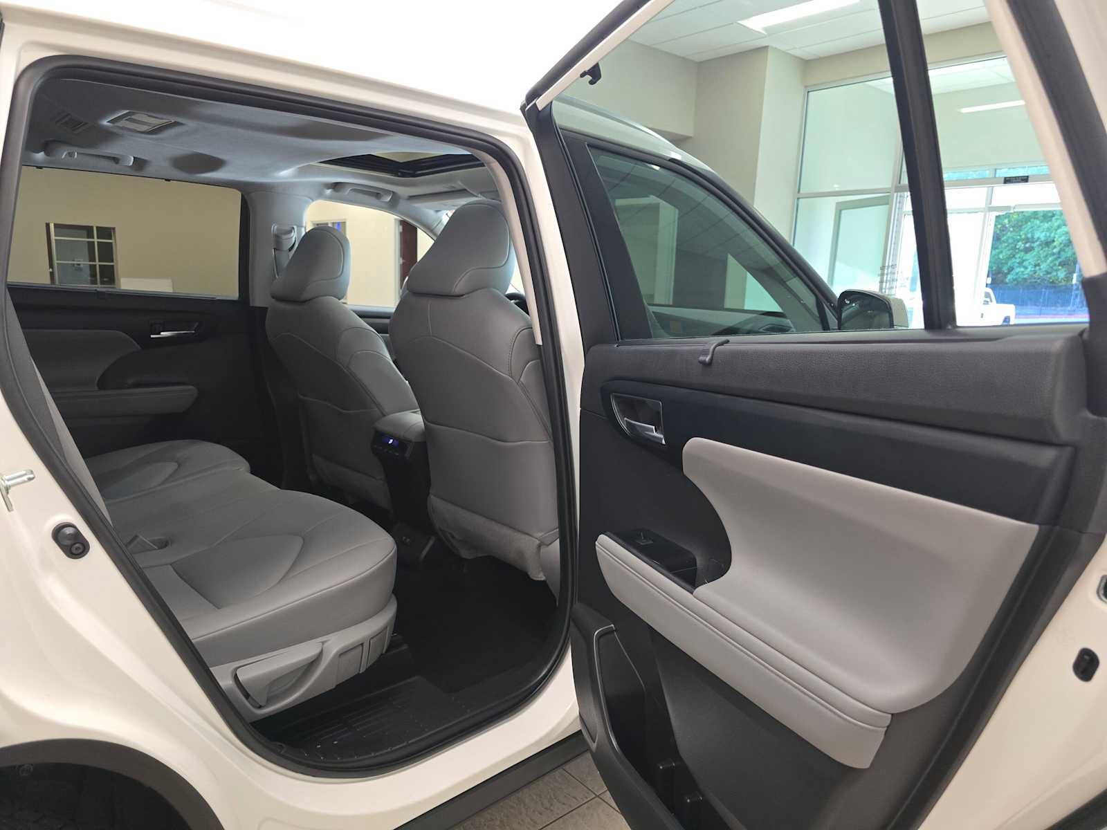 Certified 2020 Toyota Highlander XLE AWD/4WD image 27
