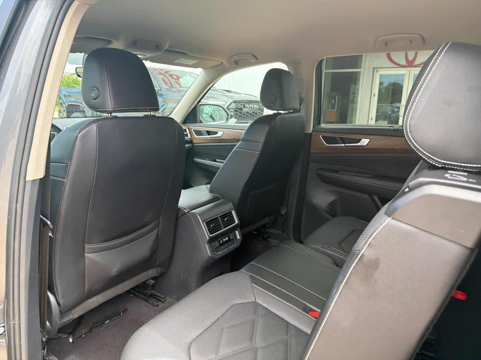 Used 2025 Volkswagen Atlas SE FWD image 40