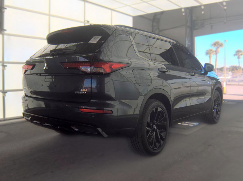 Used 2025 Mitsubishi Outlander SEL AWD/4WD image 3